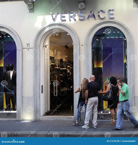 oggeti versace a milano|gianni versace street.